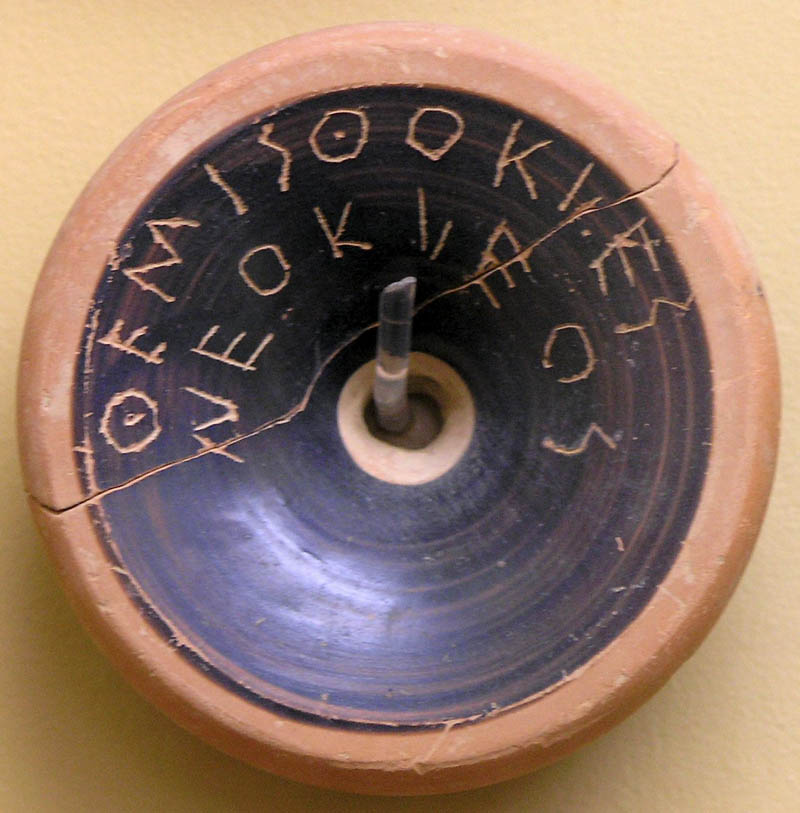 Óstraco de cerámica con el nombre de Temístocles grabado en letras griegas